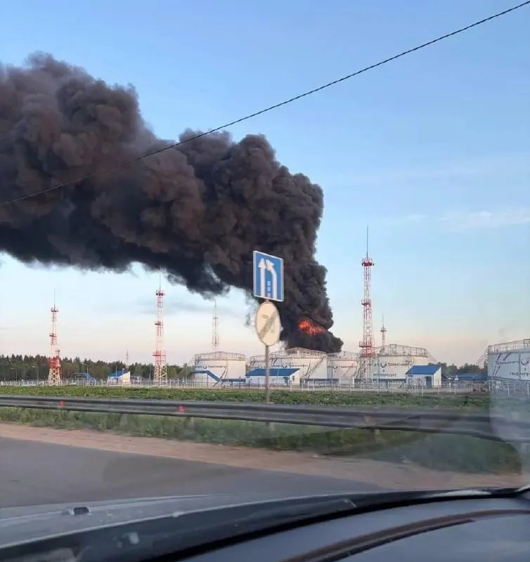 Ночью и утром беспилотники атаковали Московский НПЗ в Капотне, нефтеналивную станцию в Подмосковье и технопарк в Зеленограде; есть погибшие и раненые, повреждены жилые дома и аэропорт.