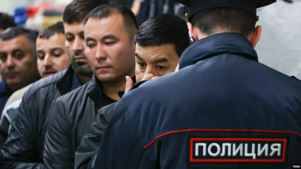 Законопроект расширяет основания для административного выдворения иностранцев и лиц без гражданства — в перечень включены участие в несанкционированных митингах, «дискредитация» ВС, призывы к санкциям и другие правонарушения; число оснований вырастет до 58.