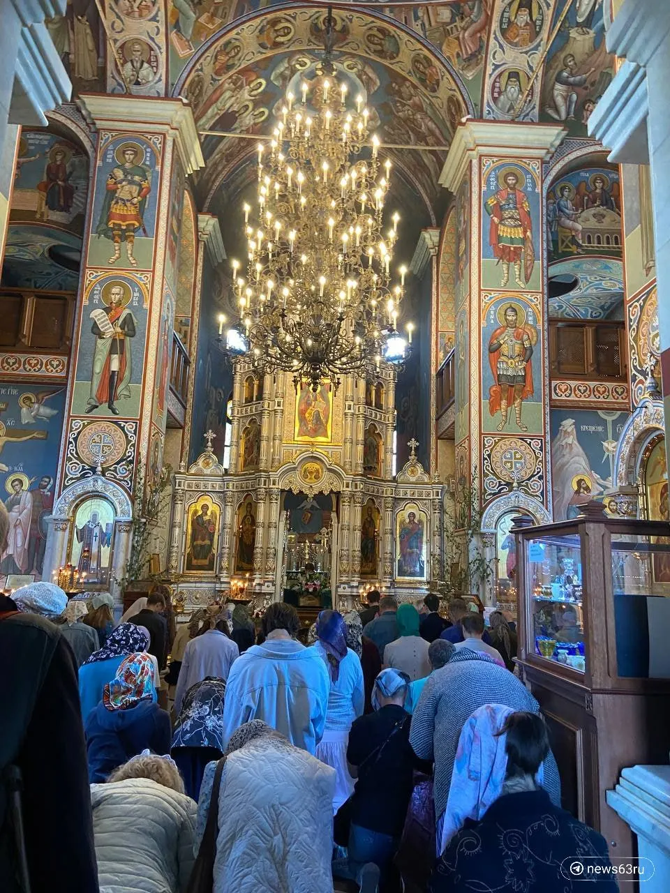 К празднику храмы в Тольятти традиционно украшены ветками, свежескошенной травой и полевыми цветами.