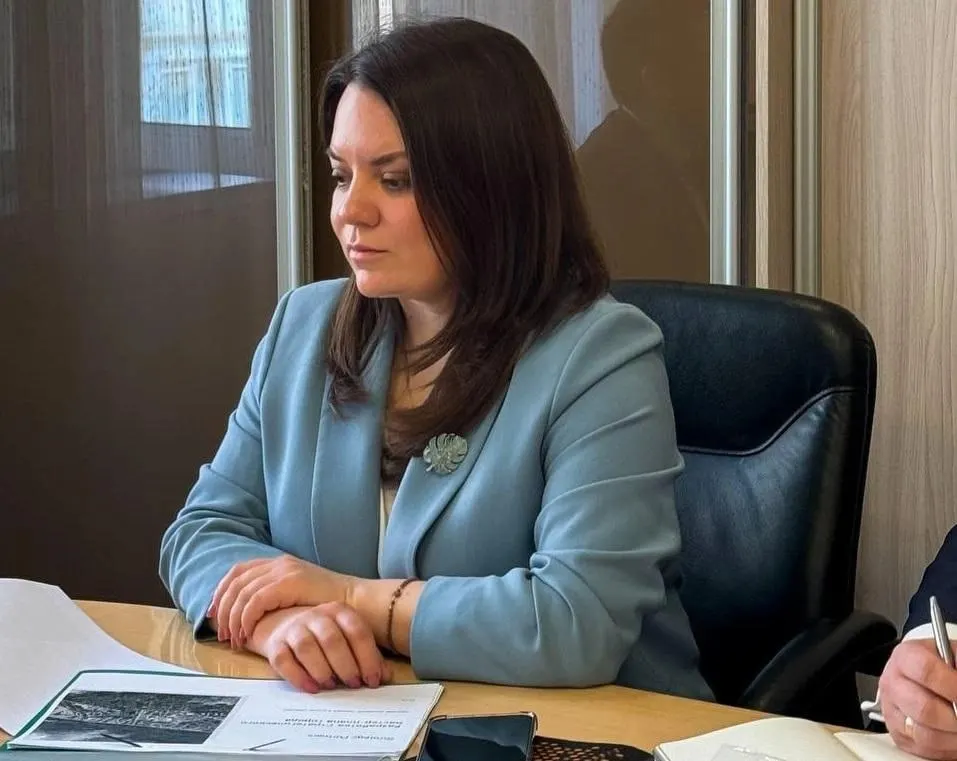 Ранее она занимала пост главного архитектора региона. Семёнова — выпускница Самарского архитектурно-строительного университета, работала в Безенчуке и Геленджике. Ее предшественник Андрей Грачёв покинул должность 12 мая.