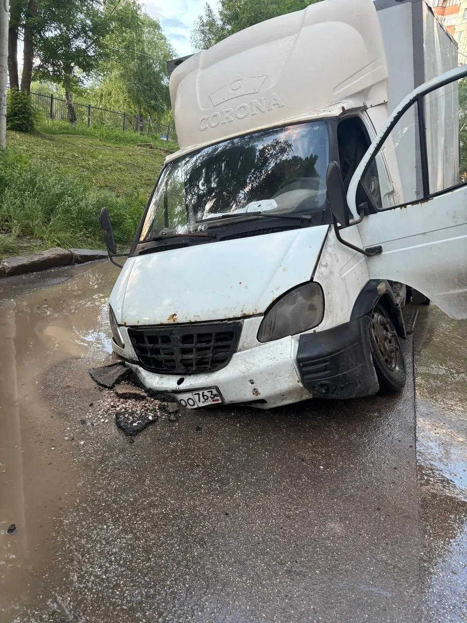 Во дворе дома на Енисейской, 60 автомобиль упал в большую яму в асфальте, а рядом, на Енисейской, 52, вчера также провалилась «Газель».