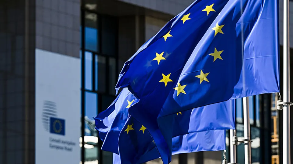 После смены власти в Венгрии лидеры ЕС обсуждают идею увеличить период продления санкций с полугода до года и подготовить дополнительные меры против «теневого» флота и оборонных предприятий РФ.