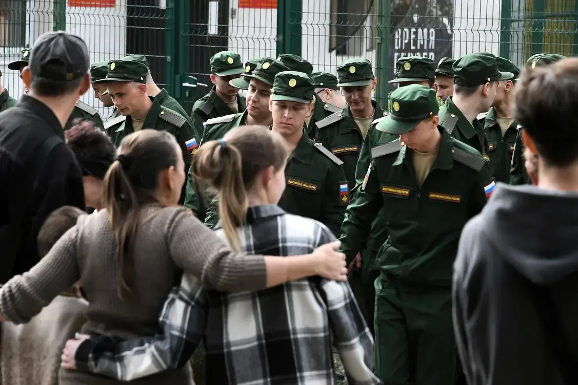 Группа из более 450 женщин оспаривает в судах поправки в закон, которые лишают права на выплаты тех, кто не имел общего ребёнка с погибшим. Первый иск уже поступил в Верховный суд.