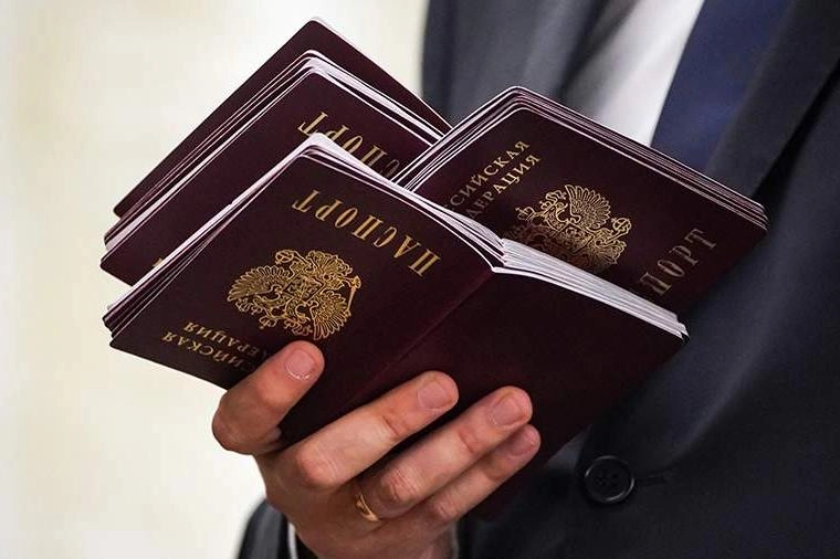 Депутаты от «Единой России» планируют внести поправки, допускающие получение РВП, ВНЖ и гражданства иностранцами с непогашенной судимостью, если приговоры за границей были вынесены якобы за поддержку России или СВО и признаны незаконными.