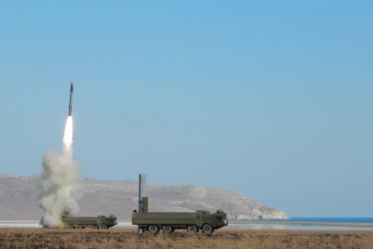 Ведомство назвало удары ответом на «террористические атаки Украины по гражданским объектам в России». Для ударов, по данным заявления, использовались баллистические, аэробаллистические, гиперзвуковые и крылатые ракеты, а также ударные беспилотники; это третье известное применение комплекса «Орешник».