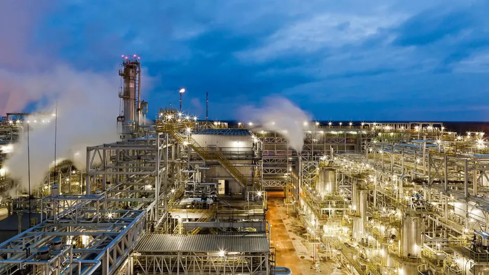 После атаки беспилотников 5 мая нефтеперерабатывающий завод «Кинеф» в Ленинградской области не возобновил работу — отгрузки приостановлены, основные технологические объекты повреждены. С начала весны несколько российских НПЗ также прекращали переработку из‑за атак дронов.
