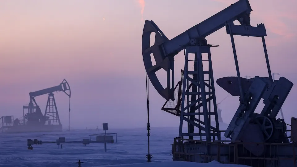 Минэкономразвития ожидает снижение добычи нефти в 2026 году до 511 млн тонн — самого низкого уровня с 2009 года. Причины — ухудшение финансовых показателей компаний, сокращение бурения и ограничения, связанные с войной.