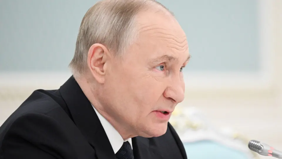 Власти поставили задачу увеличить число иностранных слушателей в российских вузах до 500 тысяч к 2030 году; сейчас их более 300 тысяч. Одновременно фиксируется активный набор иностранцев для службы в вооружённых силах и вовлечение студентов в подразделения беспилотных систем.