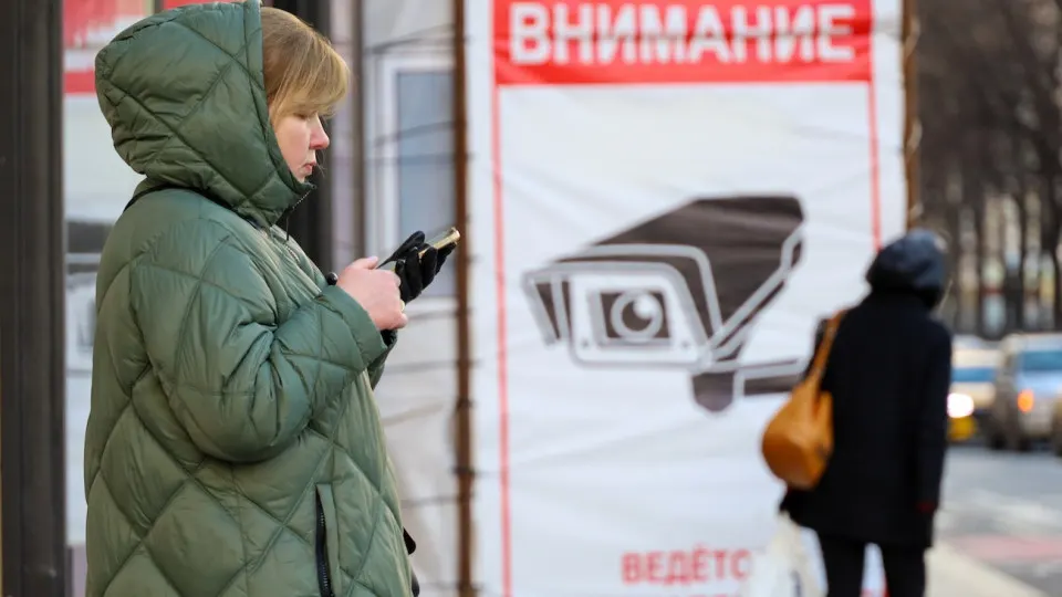 Пользователи заметили, что в государственных мессенджерах исчезают сообщения со ссылками на ключи для VPN; при повторной отправке происходит принудительный выход из аккаунта. Параллельно вводятся ограничения на вход с включённым VPN в ряде сервисов.