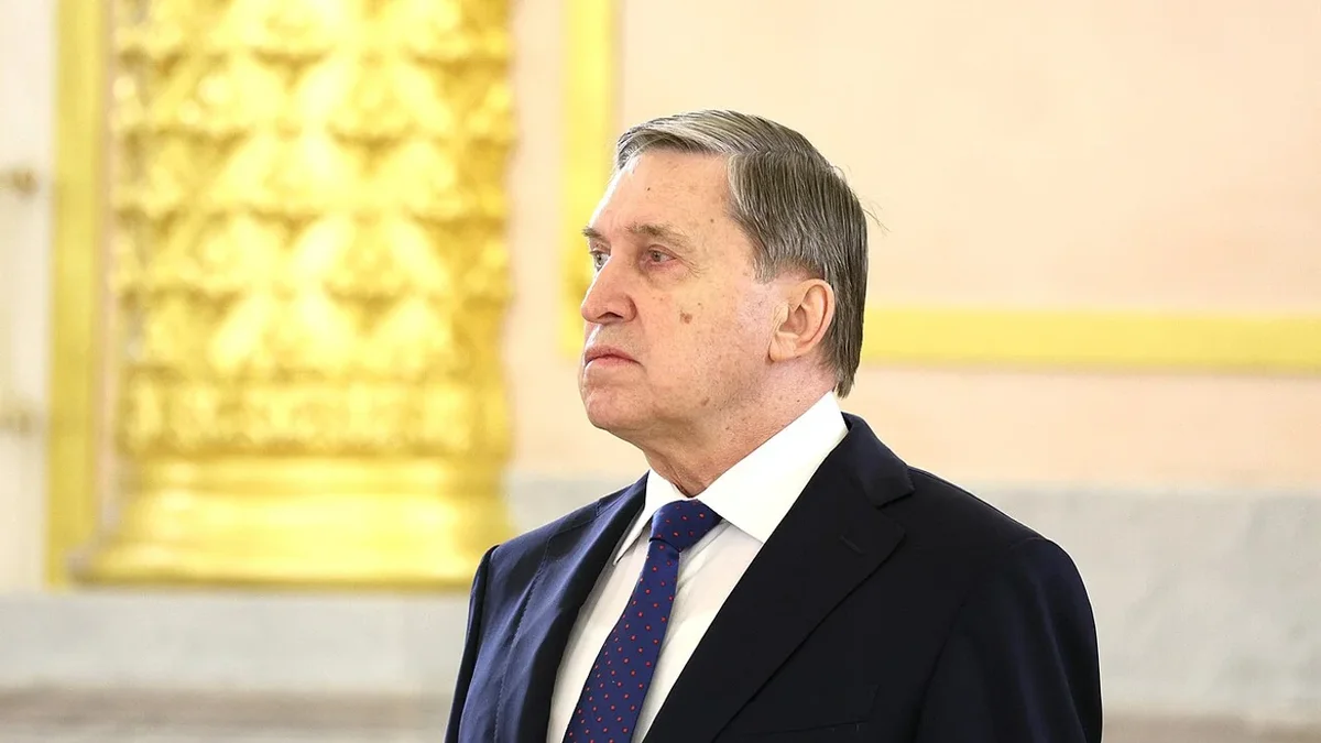 Помощник российского руководителя заявил, что прекращение боевых действий невозможно без ухода украинских войск из Донбасса. По его словам, США продолжают попытки посредничества, а президент готов встретиться с Зеленским лишь после заключения окончательных договорённостей.
