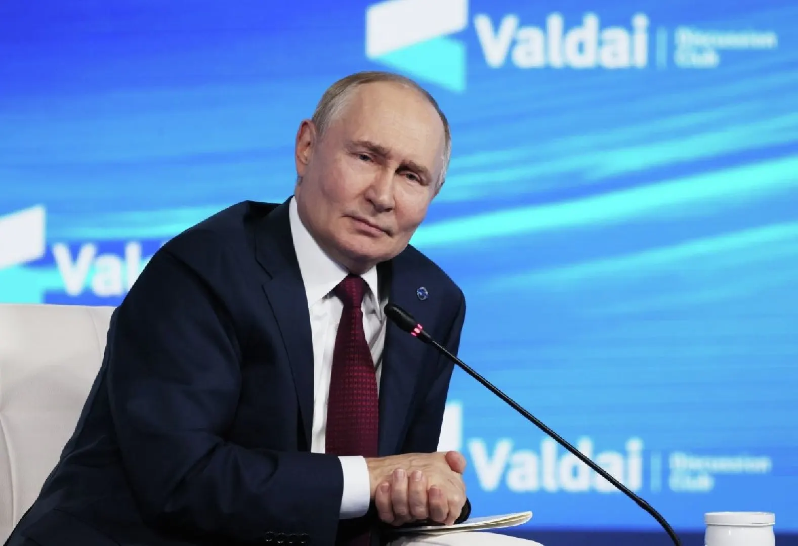 Международный уголовный суд постановил, что приглашение Владимира Путина на переговоры не освобождает государства‑стороны Римского статута от обязанности исполнить ордер на арест; исключение возможно только при организации переговоров под эгидой ООН.