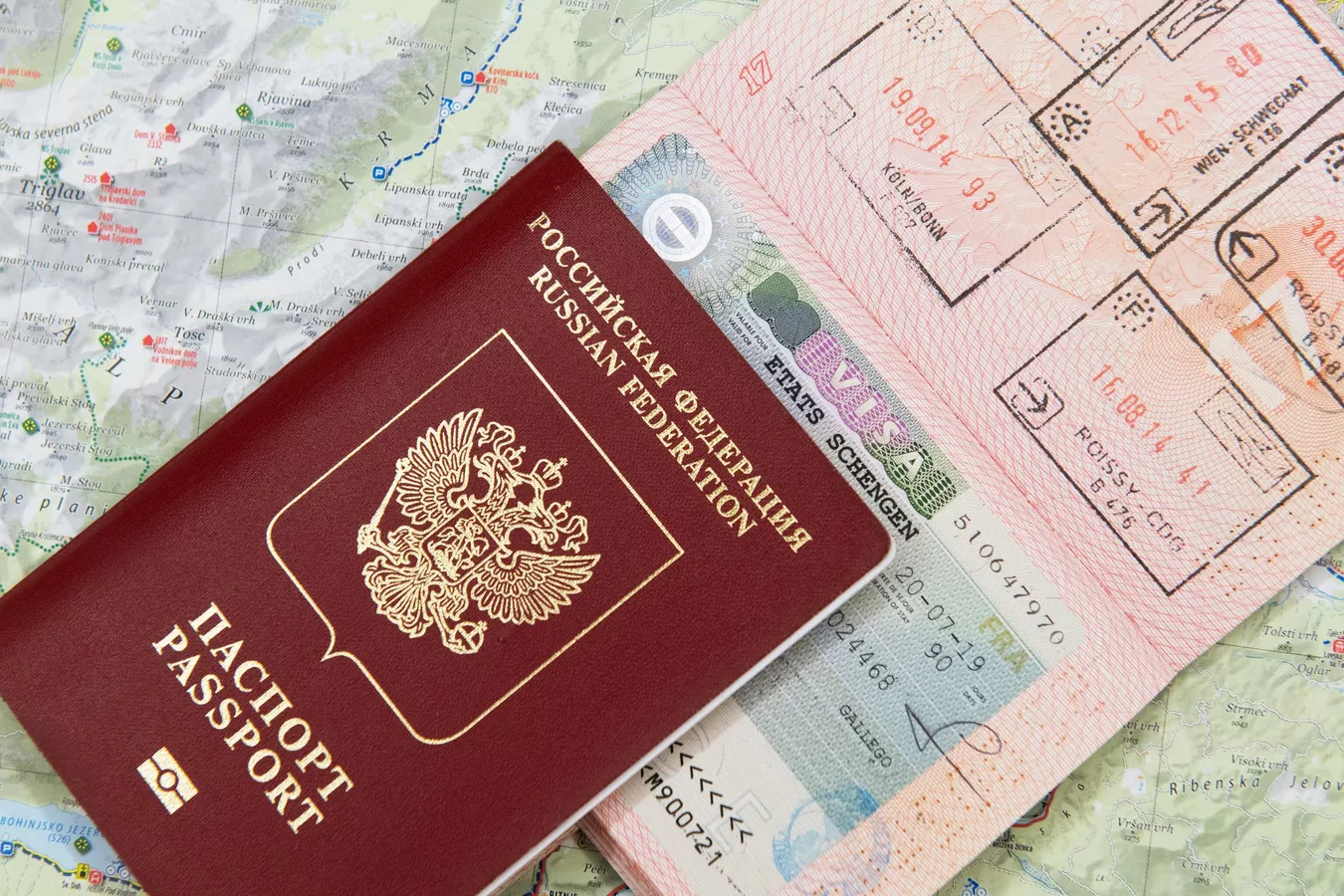 Визовые центры в России сообщают о заметном увеличении сроков обработки заявок — до 45 дней, для некоторых направлений — до 60 дней. Венгрия приостановила приём документов в ряде городов, а Кипр ограничил приём через центры, оставив приём в диппредставительствах.
