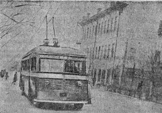 Троллейбусное движение в Куйбышеве стартовало в 1942 году: первый рейс прошёл 6 ноября, а первые местные водители были три молодые куйбышевки.