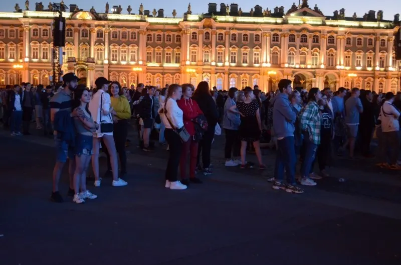 В Санкт‑Петербурге пройдёт массовый выпускной «Алые паруса» для около 66 тысяч выпускников; правительство утвердило 300 приоритетных образовательных программ и расширило количество бюджетных мест; в Смоленске пройдут мероприятия ко Дню молодёжи.