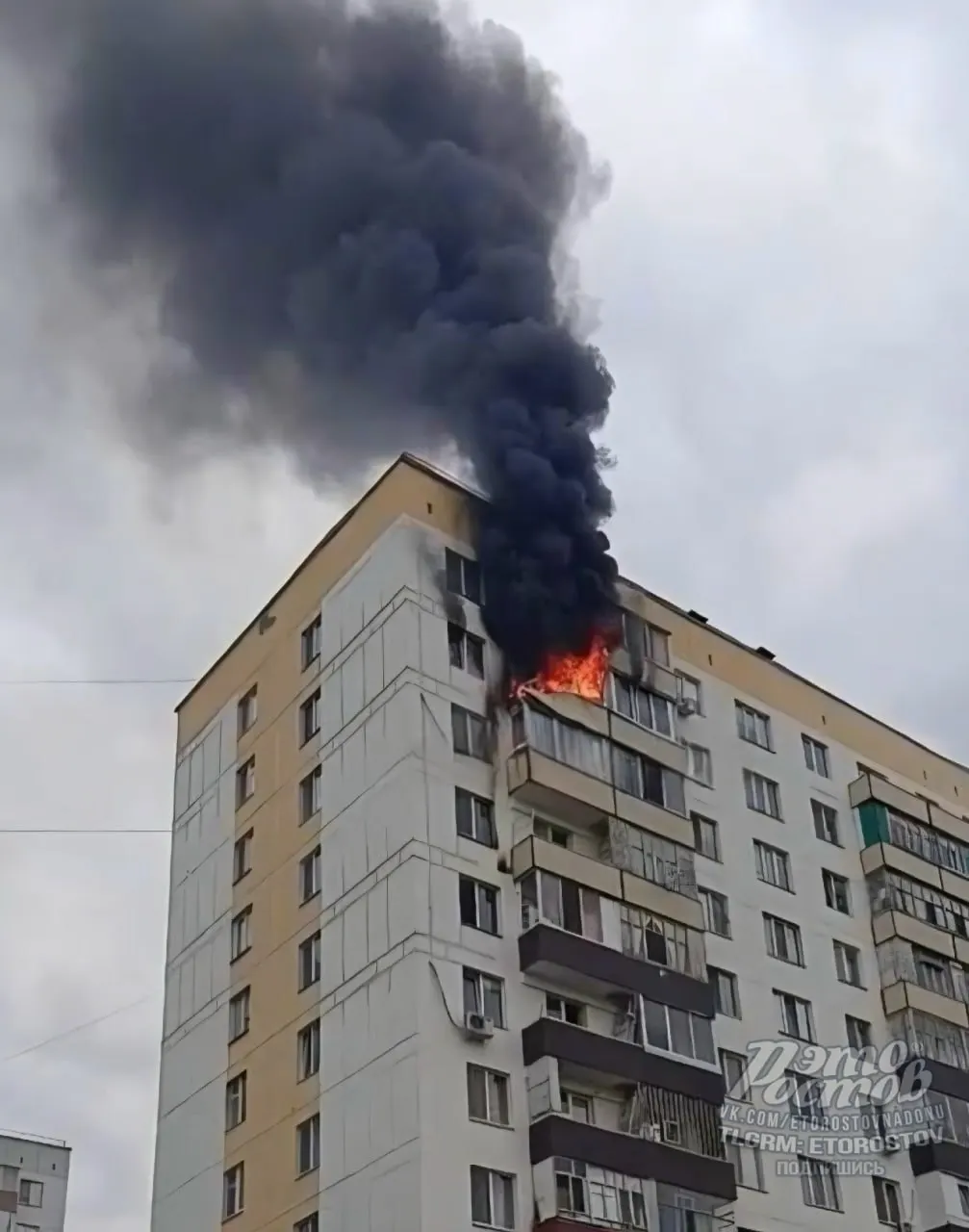 По данным Минобороны, над 16 регионами было отражено массовое применение беспилотников. В Нижнекамске дрон попал в жилой дом, есть пострадавшие; в Брянской области в результате обстрела погибли два человека.