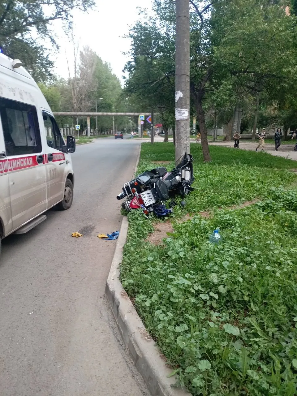 ДТП произошло 18 июня вечером в посёлке Мехзавод: мотоциклист сбил пешехода и столкнулся с бетонной опорой, пострадавший госпитализирован.