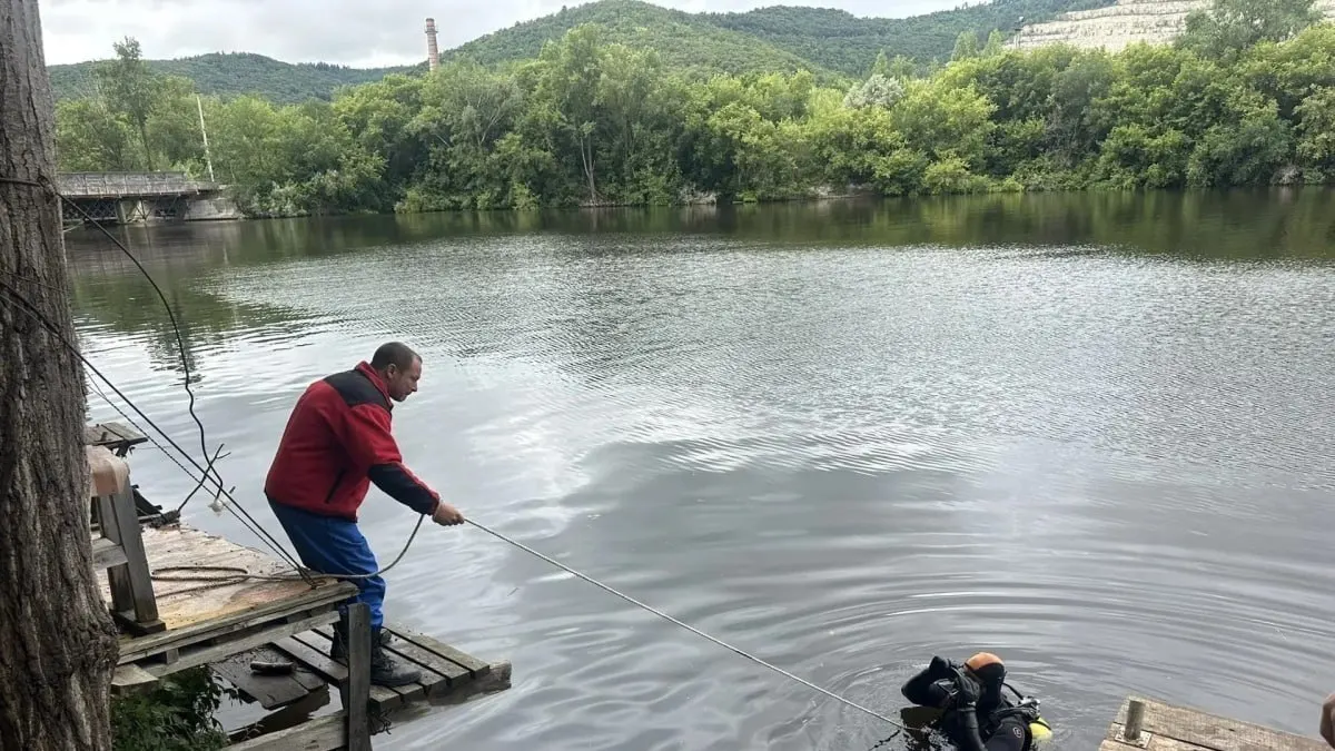 Во время рыбалки в районе Жигулевска утонул 22‑летний мужчина. Водолазы обнаружили тело на глубине около четырёх метров и завершили поиски к 11:00.