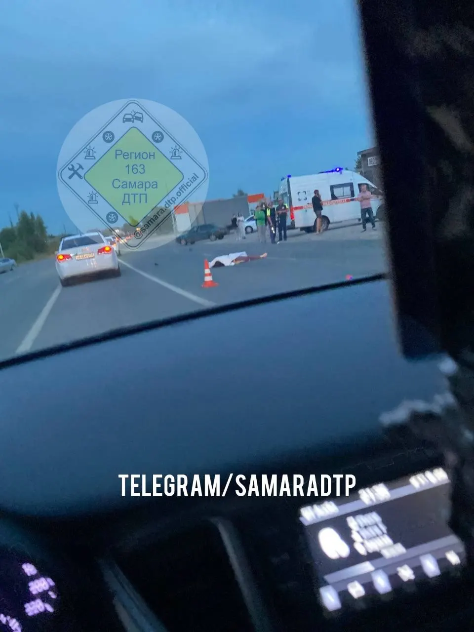 На Ракитовском шоссе у лесобазы произошла авария — пострадала женщина. На месте появились фото и видео, подробности уточняются.