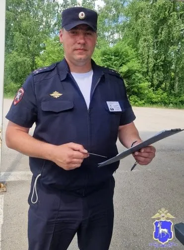 Капитан полиции заметил мужчину в очереди с коляской в регистрационном отделе и без лишних слов помог быстро оформить документы; отец прислал благодарность за человеческий поступок.