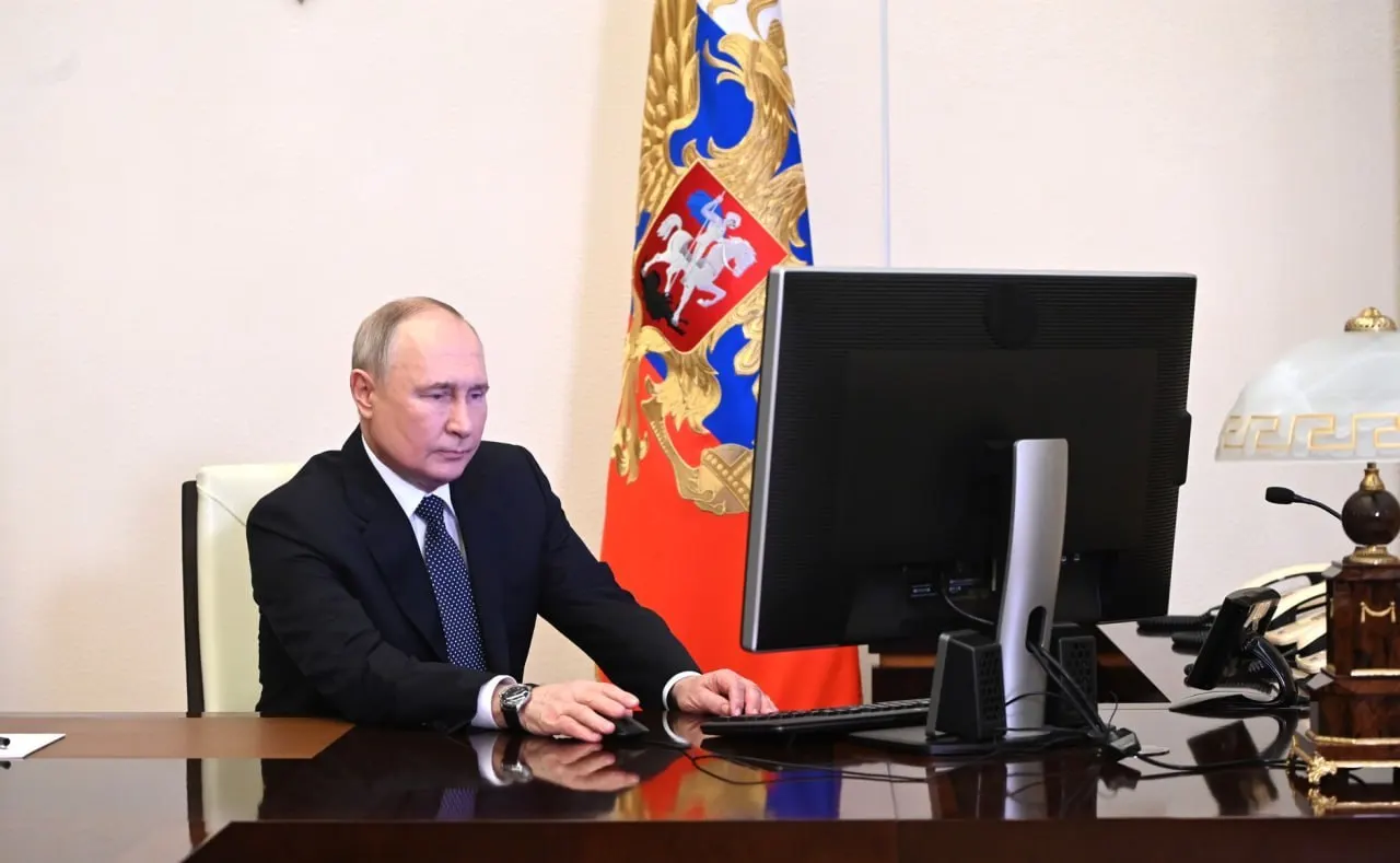 Правительство и ФСБ получили поручение до 1 июля внедрить повсеместные «белые списки», чтобы гарантировать доступ к медпомощи, госуслугам и платёжным системам при возможных ограничениях интернета.