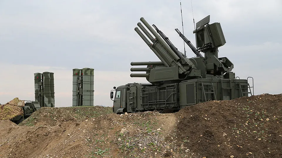 Новая российская система радиоэлектронной борьбы, по сообщениям военных экспертов, способна глушить сигнал терминалов Starlink на площади до 20 квадратных километров. Комплекс уже фиксировали на линии фронта, а в России вводят запреты на импорт оборудования для зарубежных спутниковых систем.