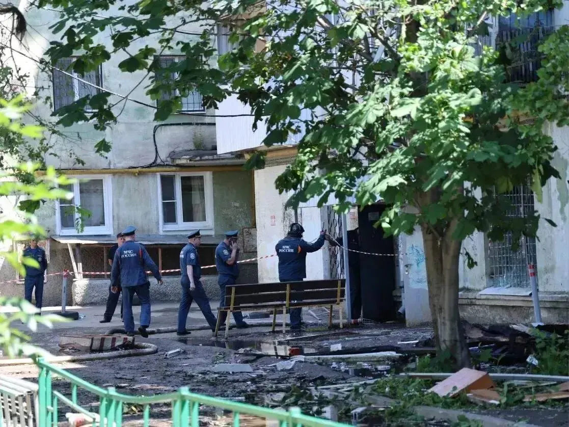 23 человека обратились в городской штаб, трём помогают восстановить утерянные документы; для семей готовят временное жильё, газ в доме пока отключён.