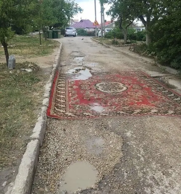 Законопроект предлагает легализовать самостоятельный ремонт дорожного покрытия во дворах и на местных дорогах. В правительстве инициативу не поддержали, указав, что такие работы должен выполнять квалифицированный персонал.