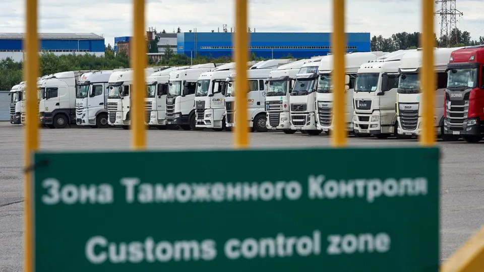 Правительство ввело переходный период: обязательный обеспечительный платёж по системе подтверждения ожидаемых товаров (СПОТ) временно не требуется. Упрощённый порядок ввоза для стран ЕАЭС продлён до 31 августа, при этом часть новых требований уже действует.
