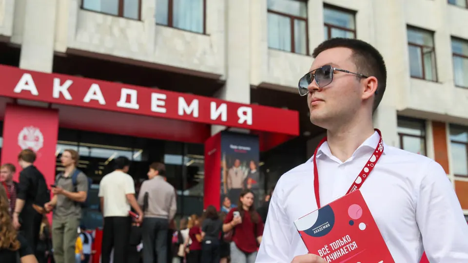 Студентов приглашают на годичную службу с ежемесячной выплатой 200 тыс. руб., премиями за сбитые дроны и обучением; аналогичные наборы идут по всей стране в рамках кампании по вербовке в войска БПЛА.