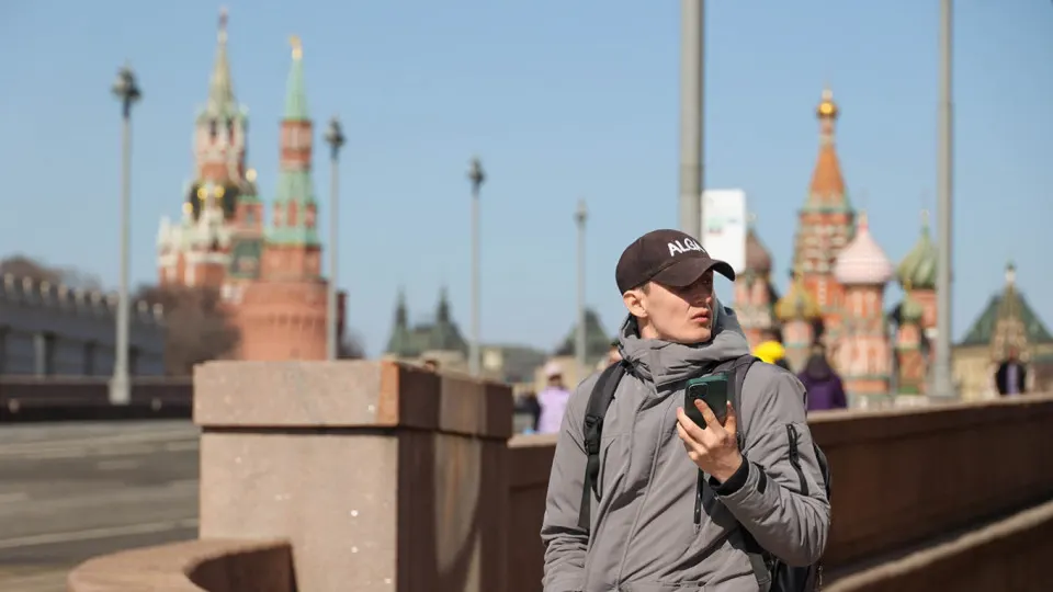 Правительство планирует ввести информационную систему идентификаторов мобильных устройств: операторы будут передавать IMEI, а сим‑карты на заблокированных устройствах отключать. Ожидаемая дата вступления — 1 марта 2027 года.