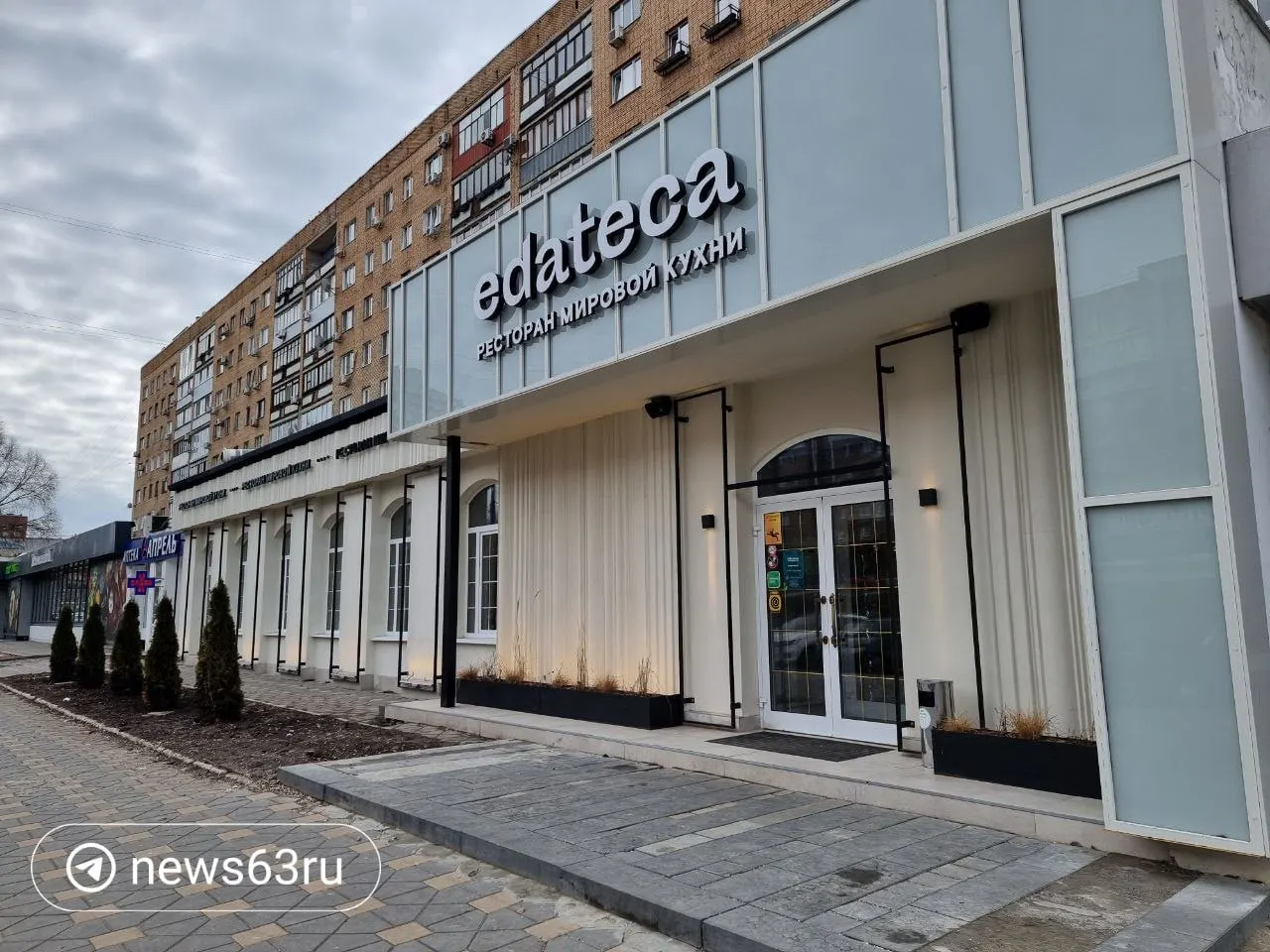 Ресторан сети на проспекте Ленина прекратит работу в конце июня. В марте 2025 года через суд пытались закрыть заведение из‑за жалоб жильцов на шумную вентиляцию; официальные причины ухода сейчас не называются.