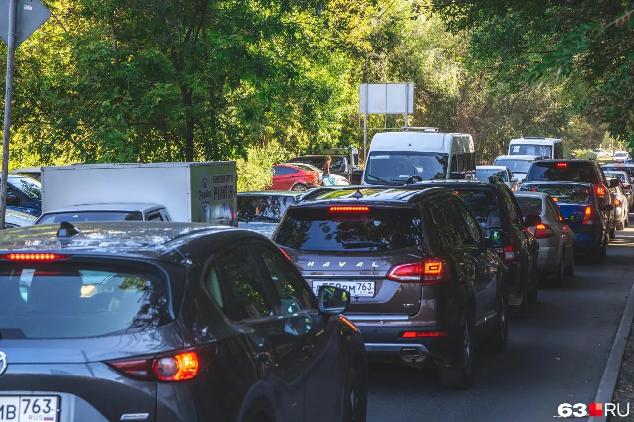 В регионе стало на 50 тысяч автомобилей больше — всего около 1,4 млн машин. В Самаре выявили 41 проблемное место, для каждого готовят предложения по смене схемы движения с учётом обращений горожан.