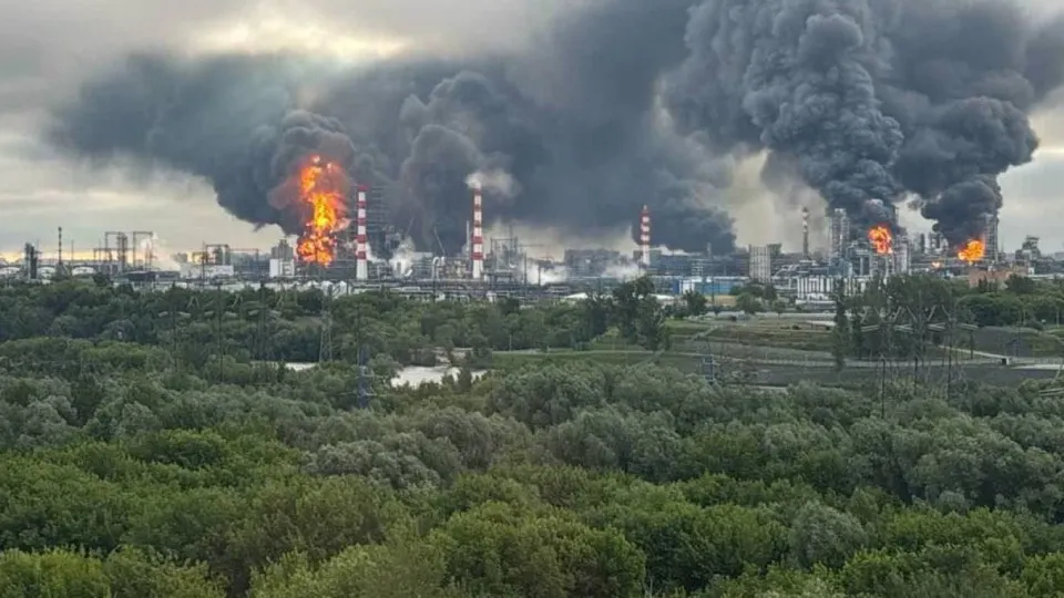 Собеседники сообщают, что украинские силы с использованием развединформации из США атакуют нефтеперерабатывающие заводы и военные объекты на территории России. Удары серьёзно сказались на объёмах переработки нефти и вызвали локальные ограничения на продажу топлива.