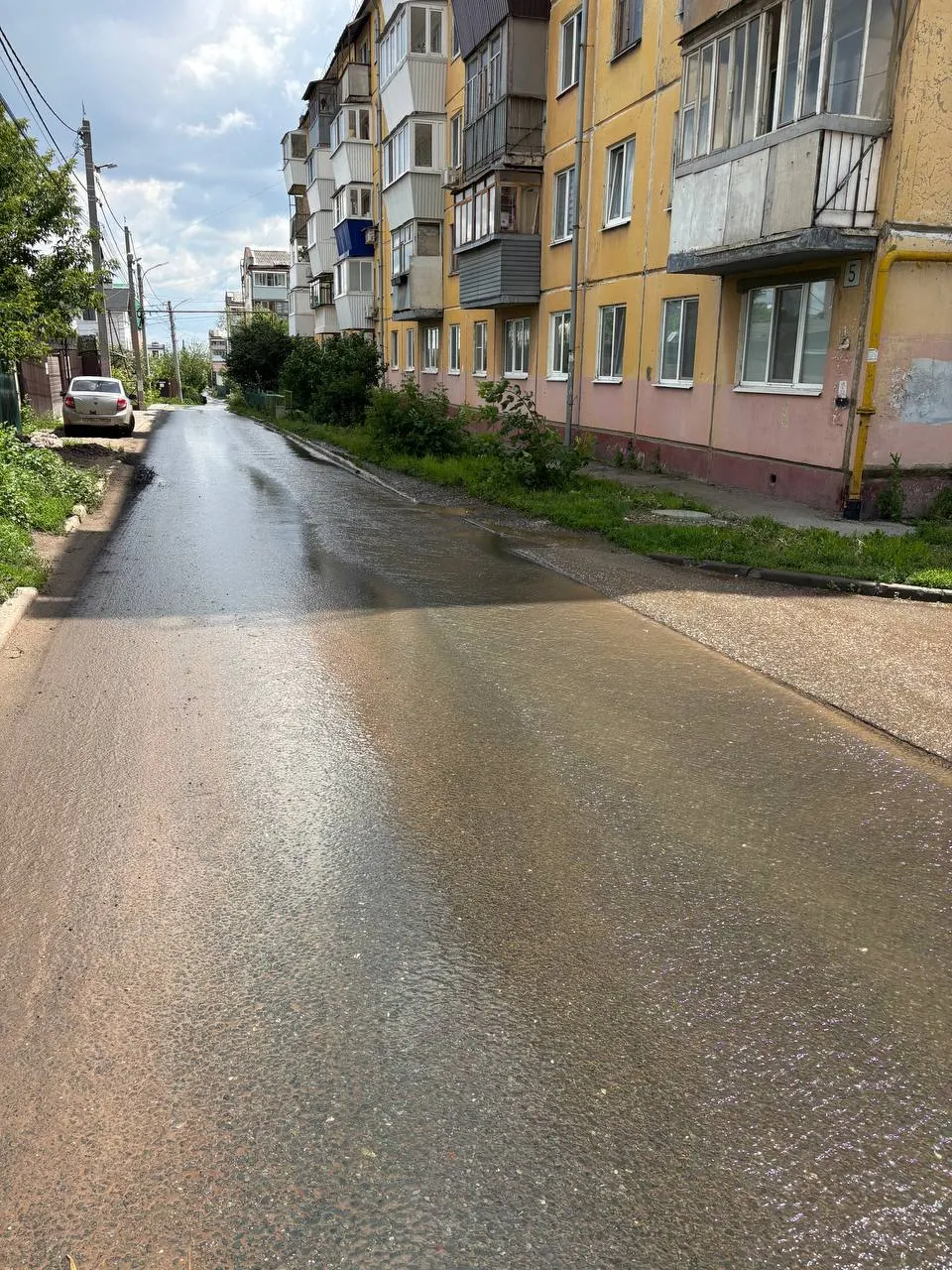 У дома на Михаила Сорокина в Самаре из-под земли бьёт сильный фонтан, в соседних домах отсутствует вода — жители жалуются, службы не спешат помогать.