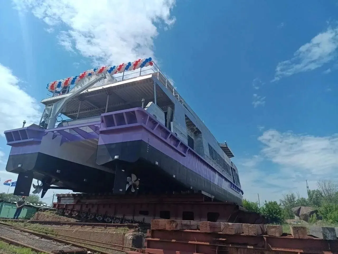 В Самаре сошёл на воду катамаран проекта «Соммерс‑L» вместимостью около 300 пассажиров. Судно собрано на заводе «Нефтефлот», предназначено для внутренних водных путей и прибрежных морских зон; ещё один такой катамаран готовится к спуску.