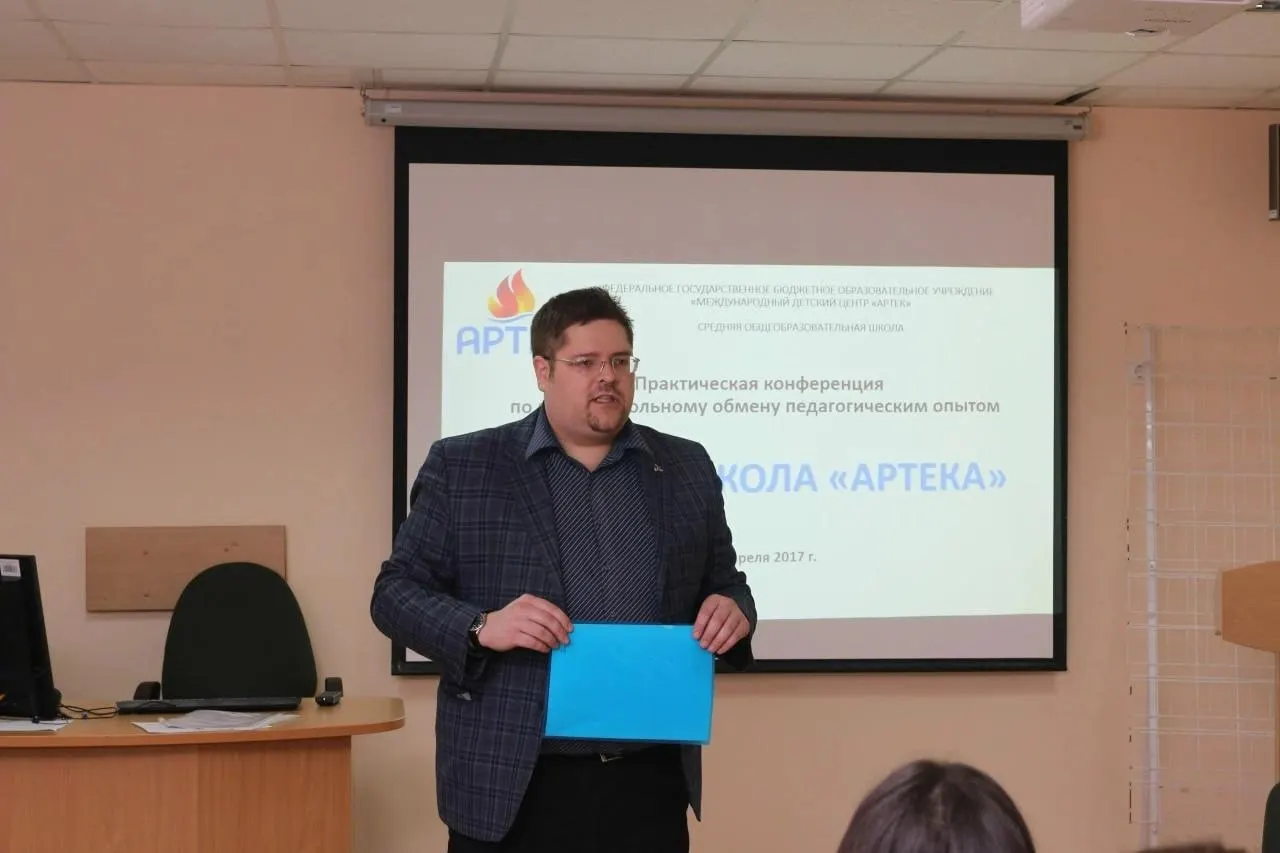 Промышленный районный суд подтвердил приговор учителю из Самары: 12 лет 9 месяцев колонии строгого режима и год ограничения свободы за создание и распространение материалов порнографического характера.