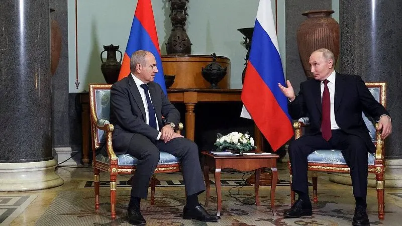 По данным пресс‑службы Кремля, российский президент позвонил премьер‑министру Армении, поздравил его с днём рождения и обсудил итоги заседания Высшего евразийского экономического совета, в том числе вопросы участия Армении в ЕАЭС.