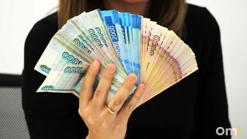 По данным недавнего исследования, почти половина россиян до 35 лет регулярно или периодически откладывают деньги; в ряде городов, включая Омск и Тольятти, этот показатель достигает около 26%.