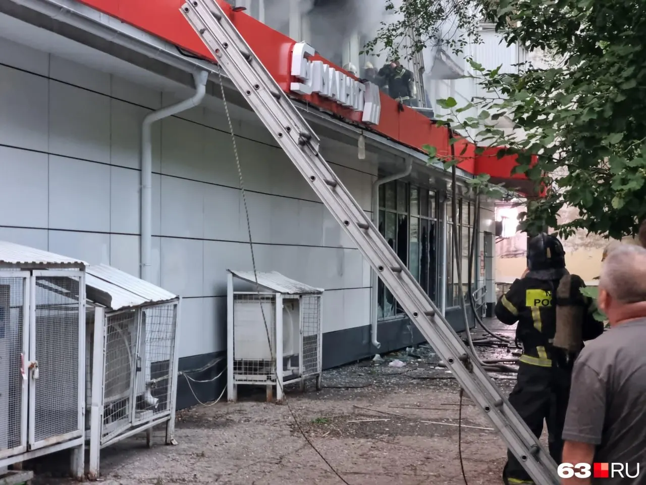 В жилом доме на улице XXII Партсъезда в Самаре произошёл хлопок газа с последующим пожаром. Магазин на втором этаже получил серьёзные повреждения, персонал и покупатели не пострадали, сообщили в торговой сети.