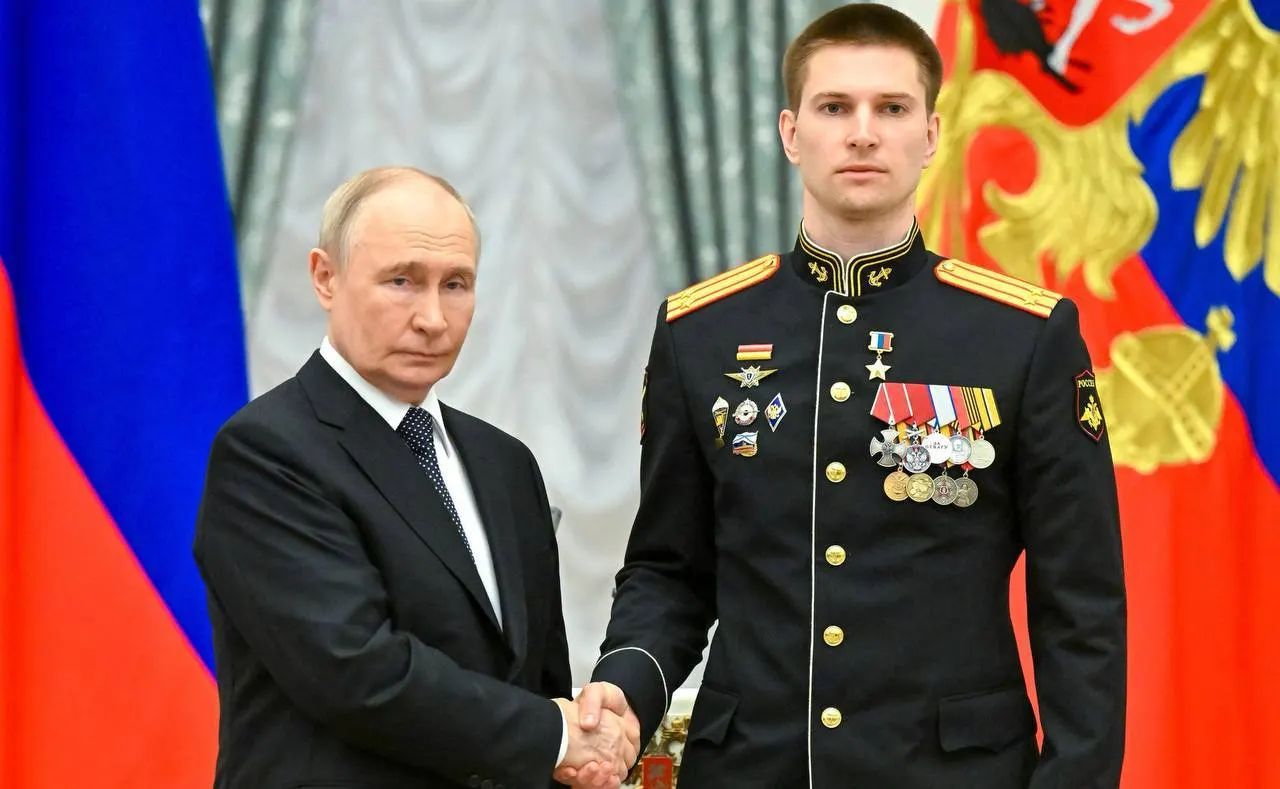 В Кремле президент наградил подполковника Ивана Берестовского медалью «Золотая Звезда» за мужество в ходе специальной военной операции.