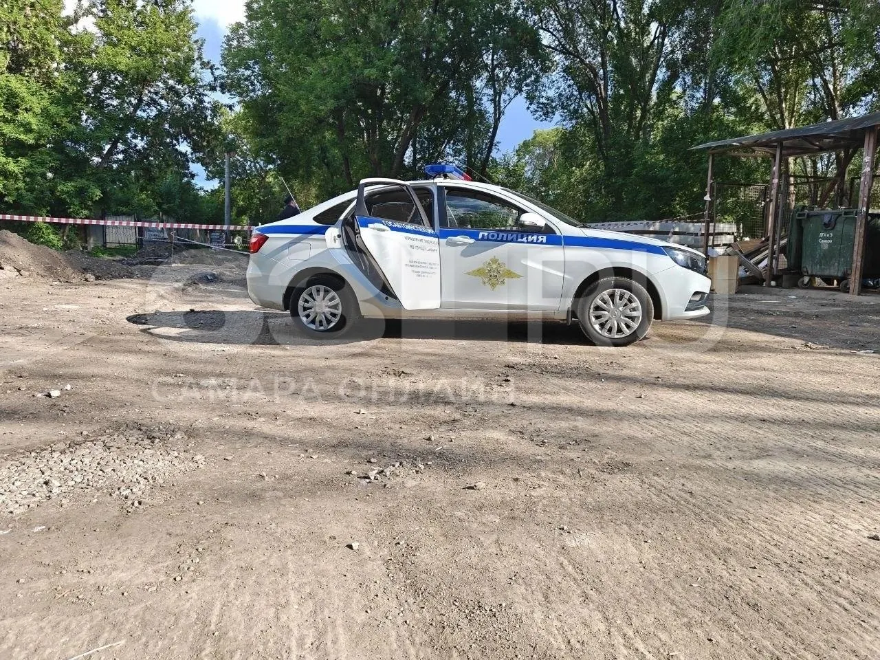 Возле гипермаркета на улице Физкультурной нашли предположительный схрон с артиллерийскими и миномётными снарядами; полиция перекрыла дорогу, разминированием займутся профильные службы.