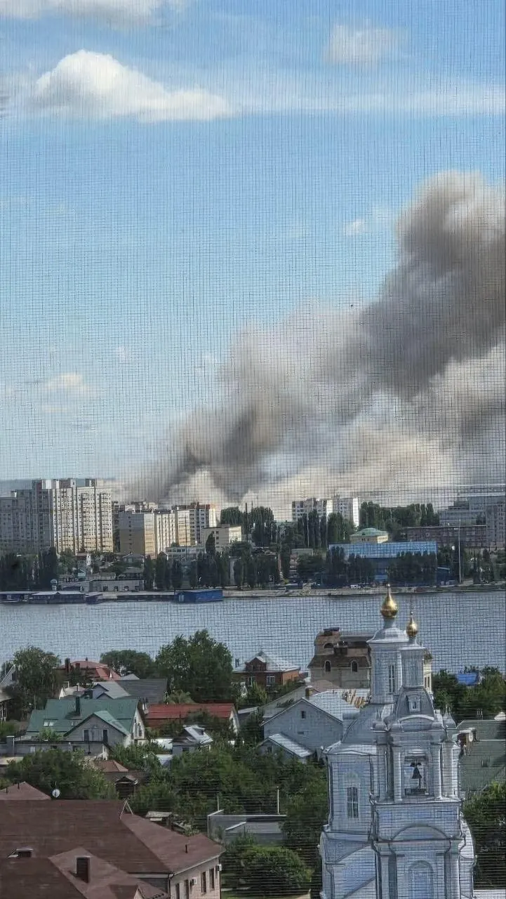 По сообщениям источников, в Воронеже мог быть поражён завод, выпускавший комплектующие для ракет. Жители слышали взрывы, по городу ходят кадры с дымом. В ряде областей объявлен режим ракетной опасности, власти дают рекомендации по укрытию.