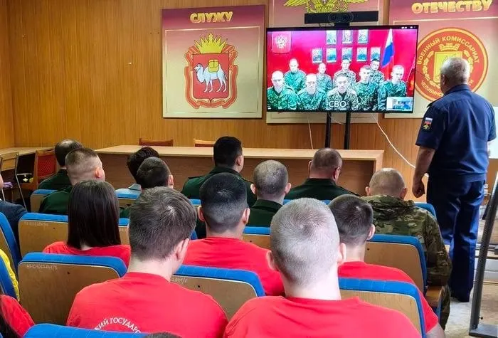 С начала июня в нескольких регионах России прошло не менее десяти телемостов для студентов и курсантов, на которых их призывали вступать в подразделения беспилотных летательных аппаратов.
