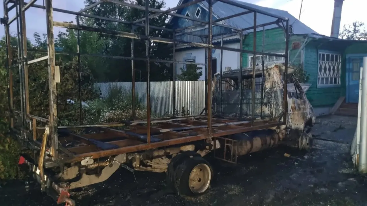 Неизвестные подожгли автомобиль в Зубчаниновке Самары. Машина применялась для доставки гуманитарных грузов, обстоятельства инцидента выясняются.