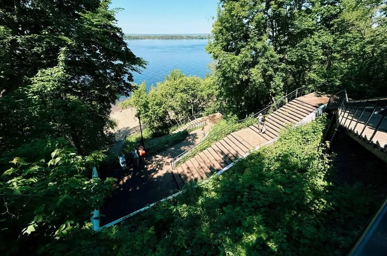На пляже в Загородном завезли 4 тыс. тонн песка — в два раза больше, чем годом ранее. Зона растянется почти на 400 м, появятся кабинки, шезлонги, буйки и спасательные вышки.
