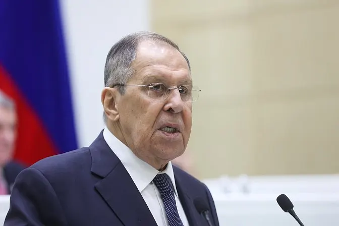 Глава МИД РФ заявил, что нормы Евразийского экономического союза и Евросоюза взаимоисключающи, поэтому Еревану предстоит быстро решить вопрос членства — от этого зависят тарифы и фитосанитарные правила.