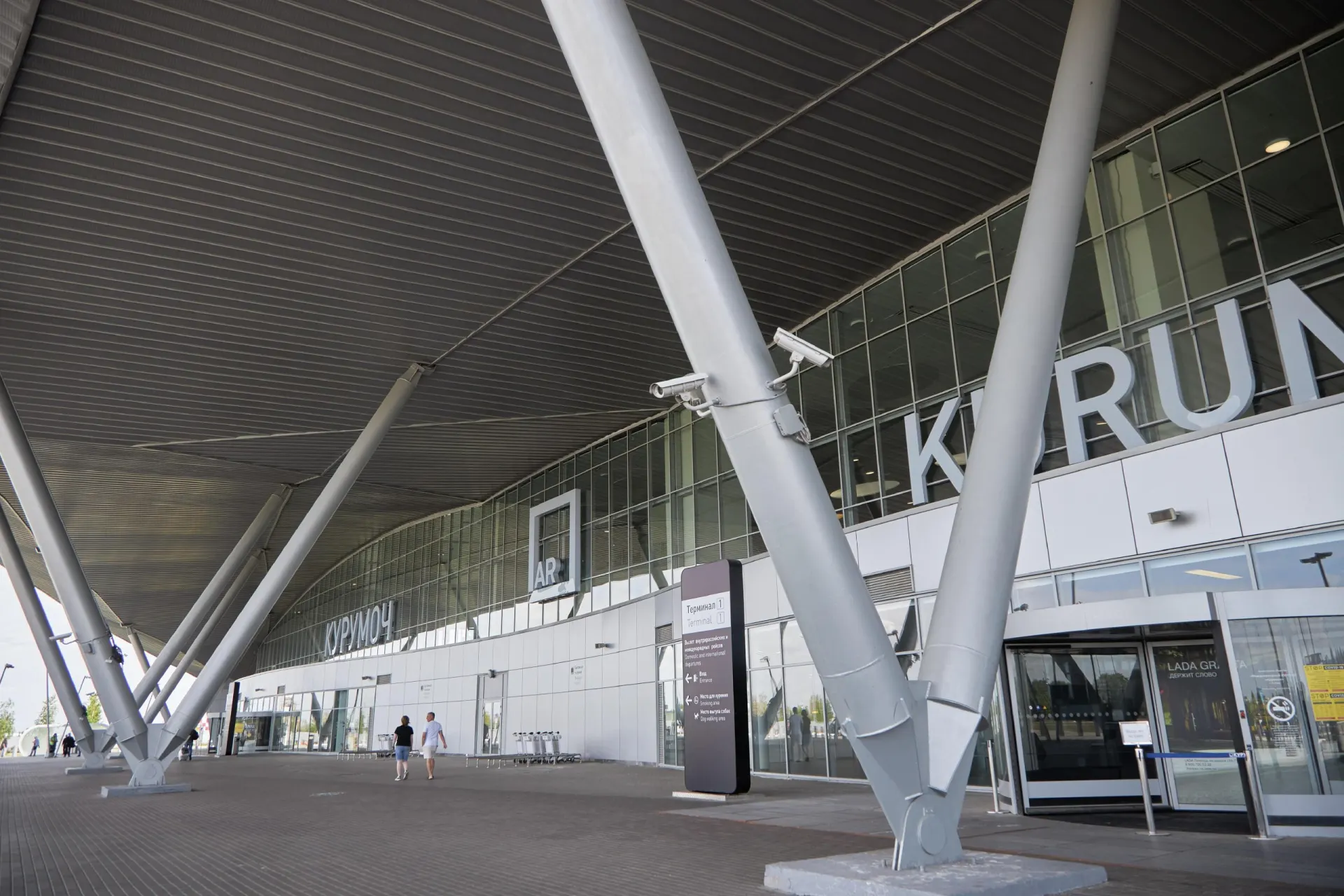 Пассажиров рейса Анталья—Саратов высадили в аэропорту Курумоч в Самаре; люди остаются в терминале без еды и пока не могут добраться до Саратова.