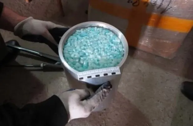 В Самарской области в селе Новодевичье при обыске обнаружили свыше 51 кг синтетических наркотиков и 354 кг прекурсоров. Организатору назначили 9 лет колонии строгого режима, дом и автомобиль конфискованы.
