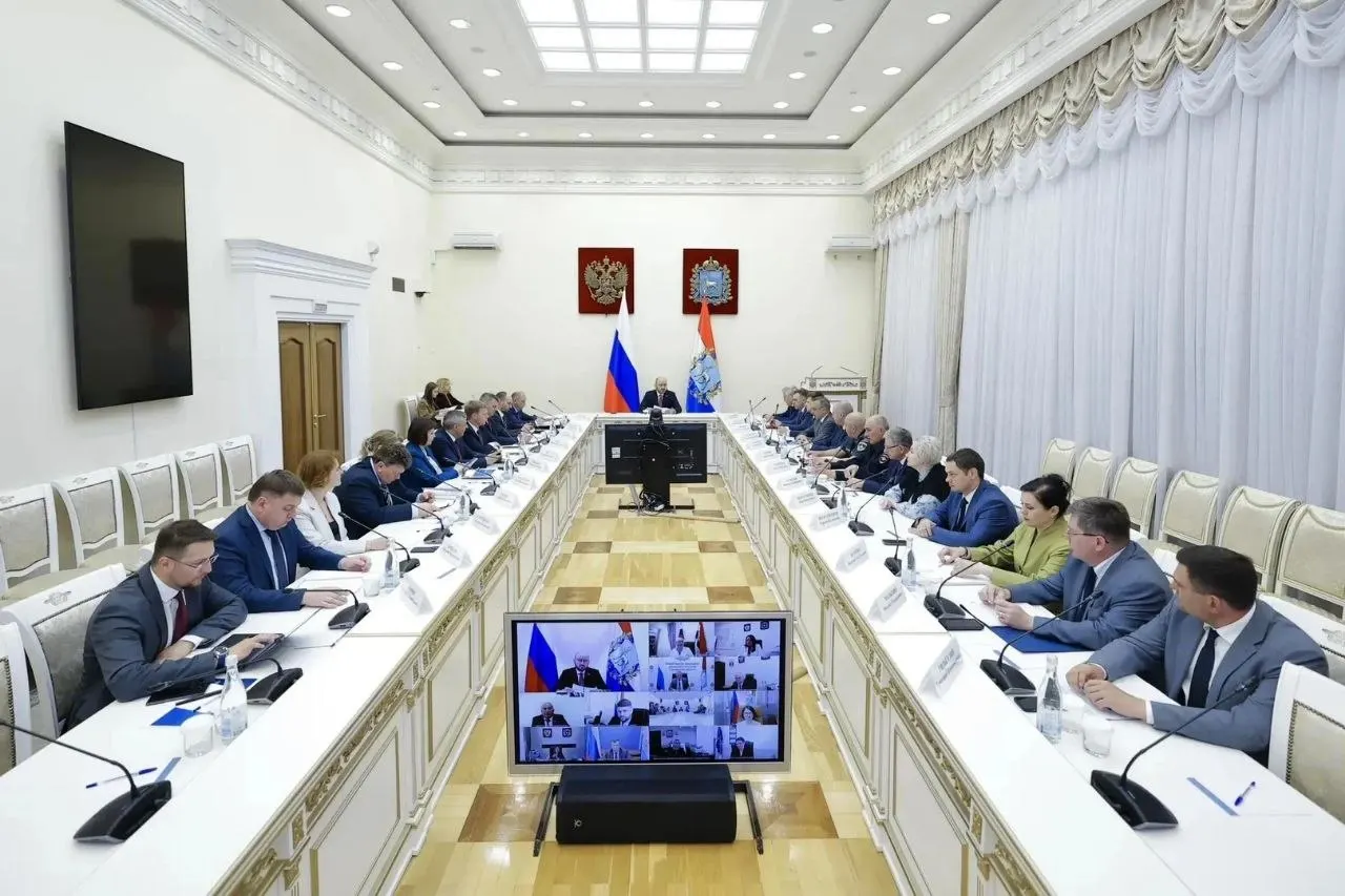 Власти региона установили временные лимиты на заправках и усилили ежедневный контроль за запасами и ценами на топливо. Контроль возложили на министерство по региональной безопасности, полицию и ФАС.