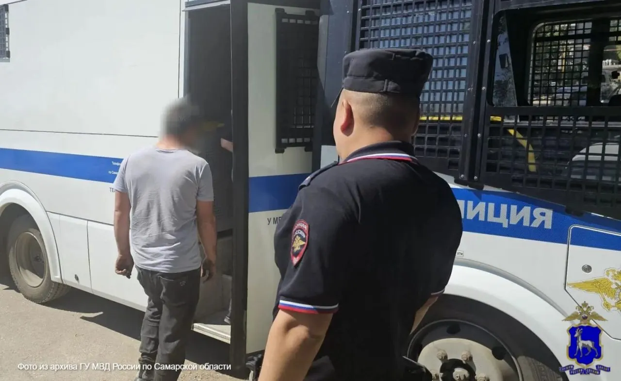 37‑летнему мужчине составили протокол по статье «мелкое хулиганство» после того, как он обнажил половой орган прохожим; сам нарушитель заявил, что был пьян и действовал из хулиганских побуждений.